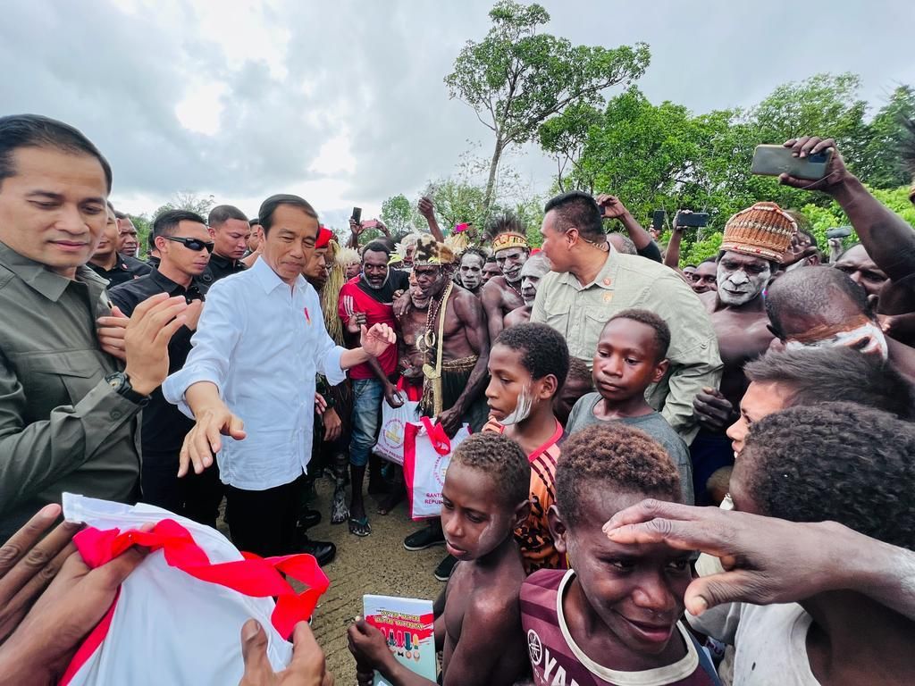 Setelah meresmikan pengembangan Bandar Udara Ewer di Kabupaten Asmat, Provinsi Papua Selatan, Kamis 6 Juli 2023, Presiden menyapa dan berswafoto dengan masyarakat yang turut hadir dalam acara peresmian tersebut.