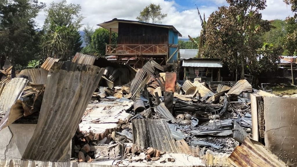Tampak puing-puing rumah warga yang dibakar massa dalam kerusuhan yang terjadi di Wamena, ibu kota Kabupaten Jayawijaya, Papua Pegunungan, pada Kamis (23/2/2023).