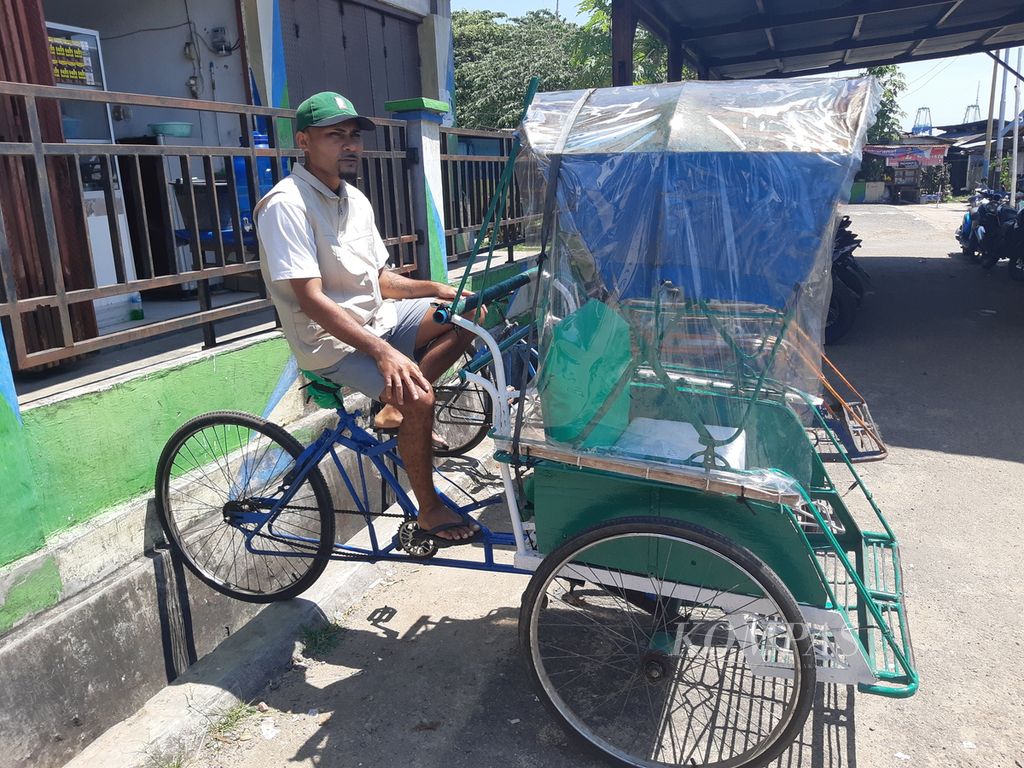 Becak menjadi salah satu transportasi umum di Pulau Doom. Biaya sewa becak untuk sekali perjalanan hanya Rp 5.000 per orang.