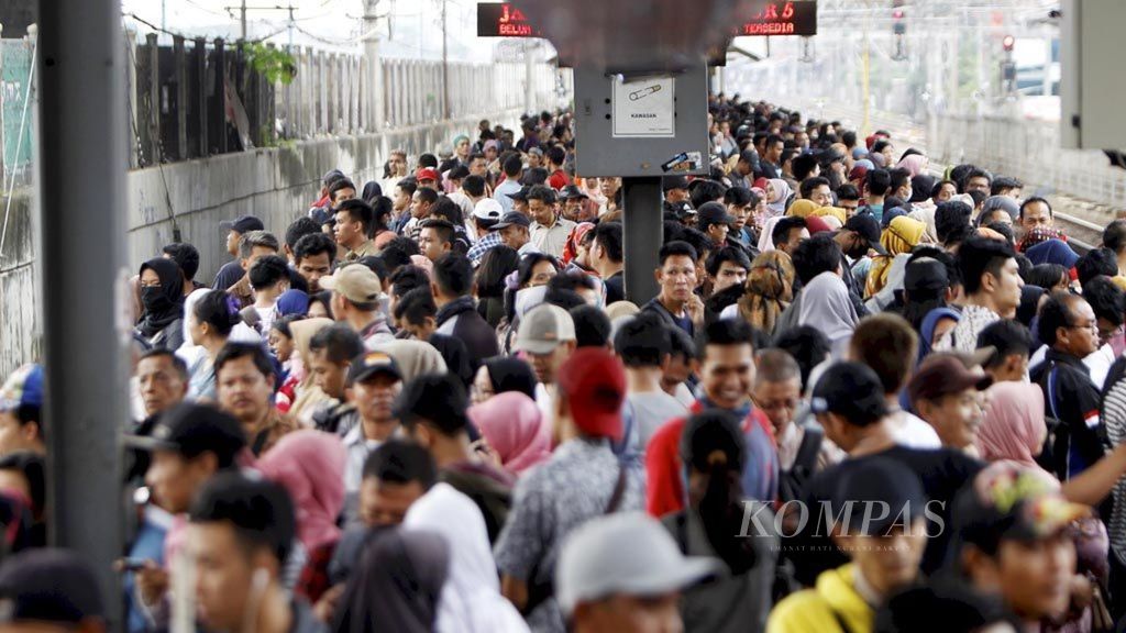 Para calon penumpang KRL tujuan Serpong, Parung Panjang, dan Maja menumpuk di peron Stasiun Tanah Abang, Jakarta Pusat, saat terjadi gangguan pada KRL, Minggu (23/9/2018).