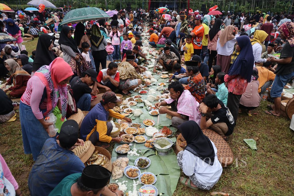 Warga makan bersama saat mengikuti tradisi sadran di Desa Kembangsari, Kandangan, Temanggung, Jawa Tengah, Jumat (3/3/2023). 