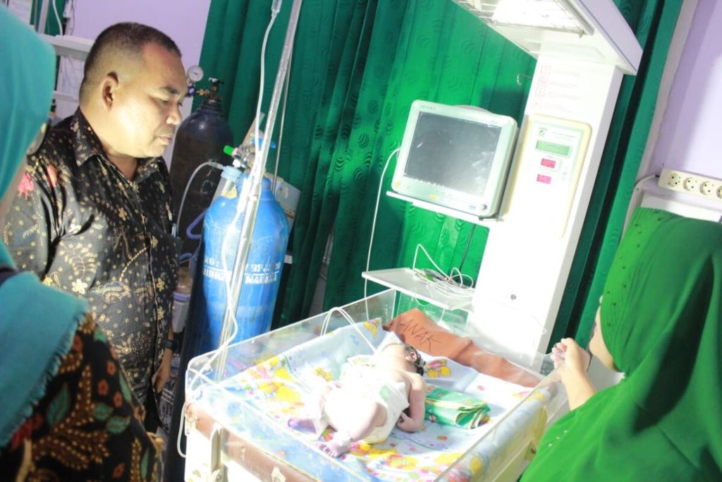 Bayi dengan sindrom <i>cyclopia</i> lahir di RSUD Panyabungan, Mandailing Natal, Sumatera Utara, Kamis (13/9/2018). Bayi saat dijenguk Kepala Dinas Kesehatan Kabupaten Mandailing Natal Syarifuddin.