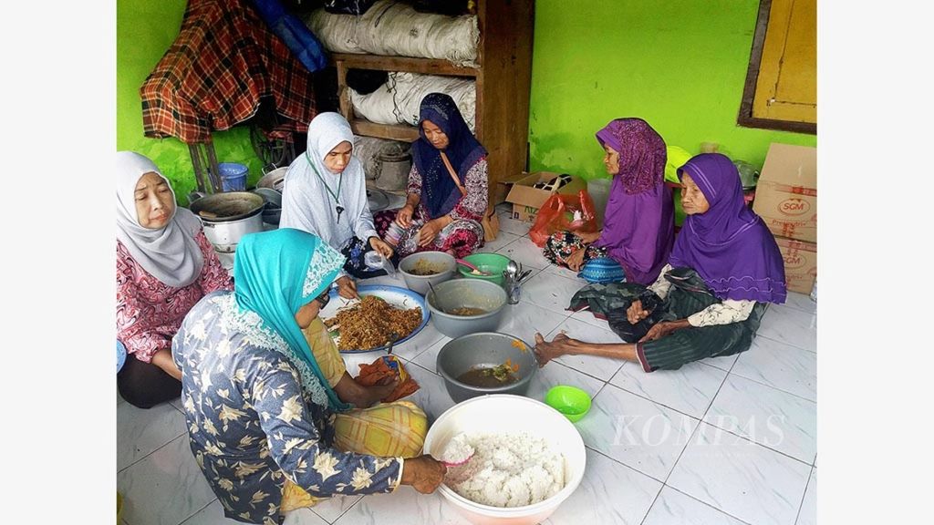 Sejumlah ibu-ibu menyiapkan ulang makanan yang dibawa Foodbank of Indonesia. Makanan ini selanjutnya disalurkan ke lansia dan anak-anak yang membutuhkan.