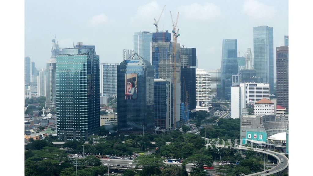 Pemandangan deretan gedung bertingkat di Jakarta, Rabu (5/2/2020), menjadi salah satu simbol kemajuan ekonomi. Amerika Serikat mengeluarkan Indonesia dari daftar negara berkembang dan dipertimbangkan sebagai negara maju.
