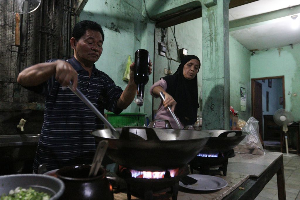 Suwarto dan istri memasak nasi goreng di kawasan Pisangan, Ciputat Timur, Tangerang Selatan, Jumat (14/10/2022).