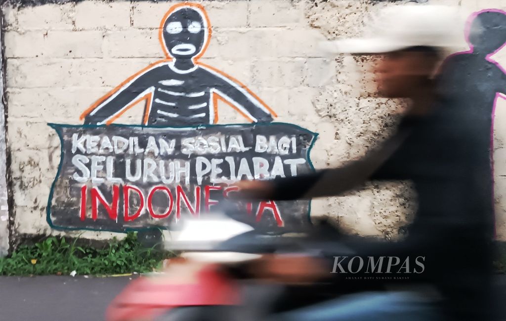 Banyaknya pejabat yang terjerat korupsi disikapi sinis oleh masyarakat yang dituangkan melalui mural seperti terlihat di Pamulang Timur, Tangerang Selatan, Banten, Selasa (5/9/2023). Dari semua cabang kekuasaan sudah ada perwakilan koruptor.
