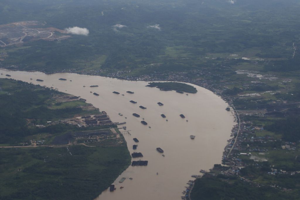 Arsip foto ini menunjukkan ponton pengangkut batubara dari daerah hulu menyusuri Sungai Mahakam yang membelah Kota Samarinda, Kalimantan Timur, Rabu (25/12/2019).