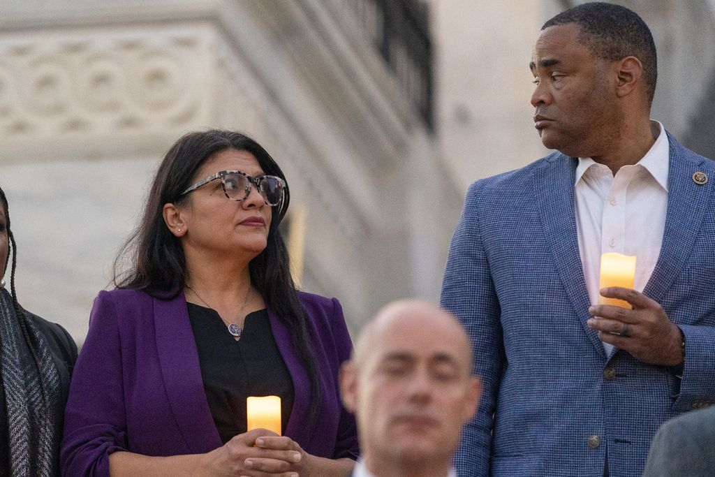 A member of the US House of Representatives from the Democratic Party, Rashida Tlaib (left), and Marc Veasey, observed a moment of silence in Washington DC on November 7, 2023, a month after Hamas attacked Israel and triggered a war in the region.