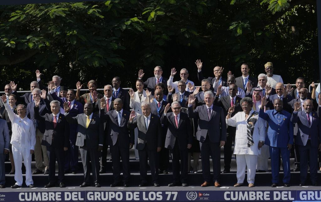 Para pemimpin G77 berfoto bersama dalam Konferensi Tingkat Tinggi (KTT)  G77+China di Havana, Kuba, Jumat (15/9/2023). 