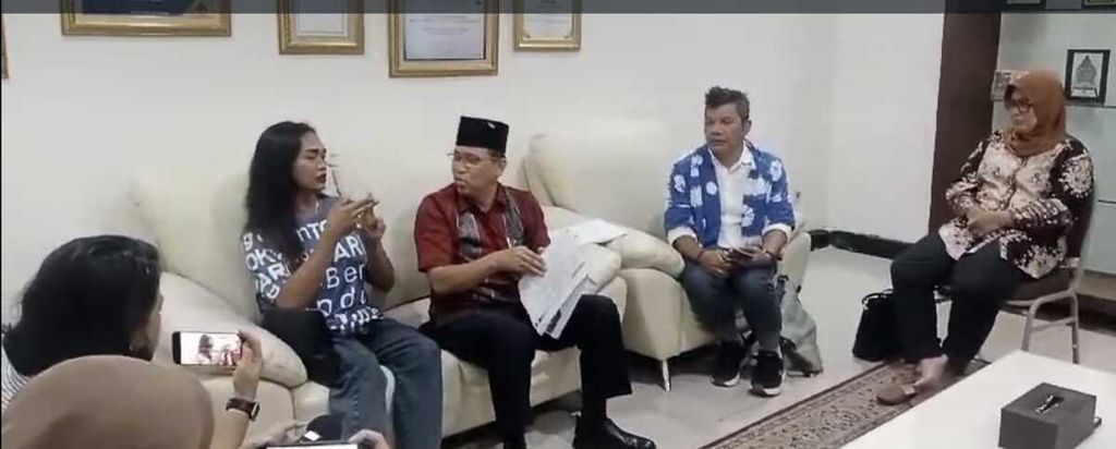 Hartoyo (kedua dari kanan) bersama belasan transpuan dan komunitas JKU BPJS TK mendatangi Kantor Dewan Jaminan Sosial Nasional (DJSN)  di Kementerian Koordinator Bidang Pembangunan Manusia dan Kebudayaan (PMK), Jalan Merdeka Barat, Jakarta, Kamis (14/3/2024).  