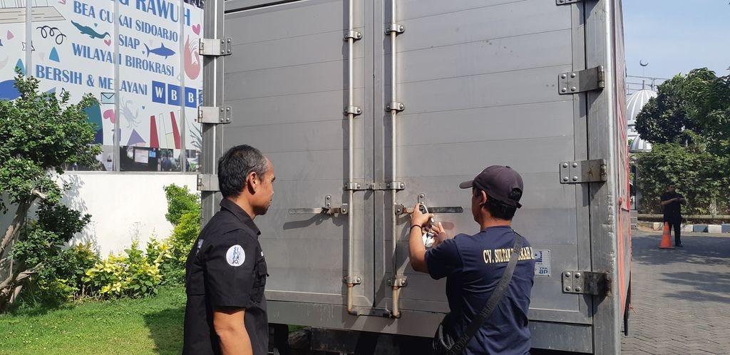Bea Cukai Sidoarjo menyegel truk yang membawa 794.000 batang rokok ilegal senilai hampir Rp 1 miliar, Jumat (11/8/2023). Barang hasil penindakan selama semester 1-2023 di wilayah Sidoarjo, Gresik, dan Surabaya itu akan dimusnahkan agar tidak diselewengkan.