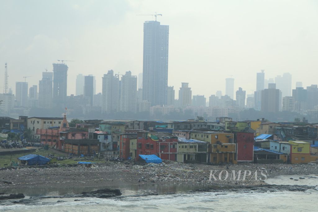 Kawasan kumuh tampak di tengah bangunan pencakar langit di kota Mumbai, India, Selasa (26/9/2023). 