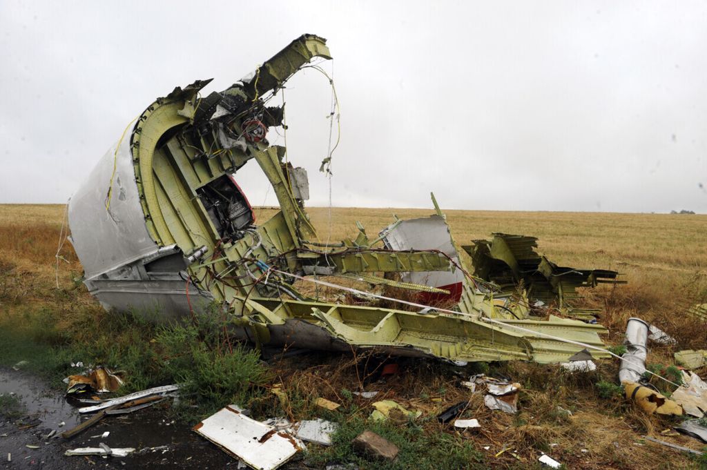 Foto yang diambil pada 9 September 2014 ini menunjukkan potongan bagian dari pesawat MH17 Malaysia Airlines di lokasi jatuhnya pesawat itu di Desa Hrabove (Grabovo), sekitar 80 km timur Donetsk, Ukraina timur. 