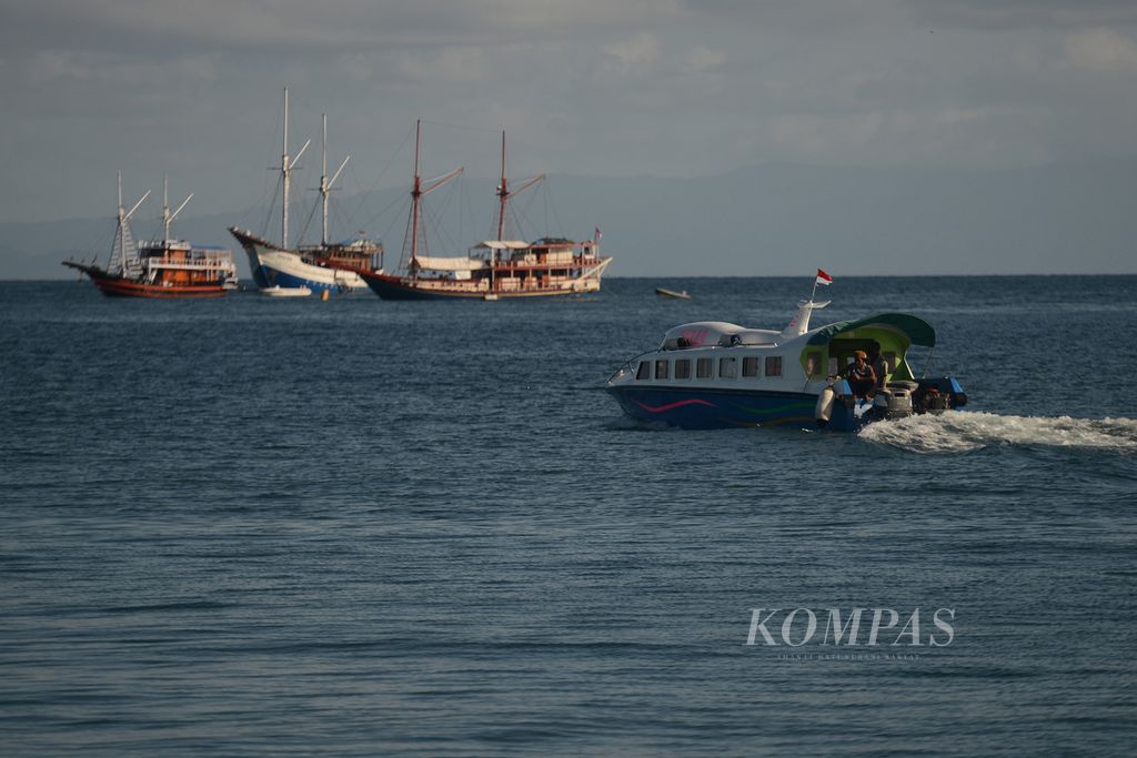 Sebuah perahu cepat berlayar meninggalkan dermaga Pelabuhan Falaya, Kota Waisai, Kabupaten Raja Ampat, Papua Barat, Minggu (6/6/2021).  