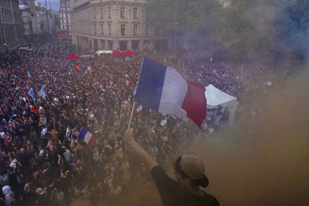 Warga Perancis berkumpul di Lapangan Republique, Paris, dalam unjuk rasa menentang kelompok sayap kanan, 3 Juli 2024. 