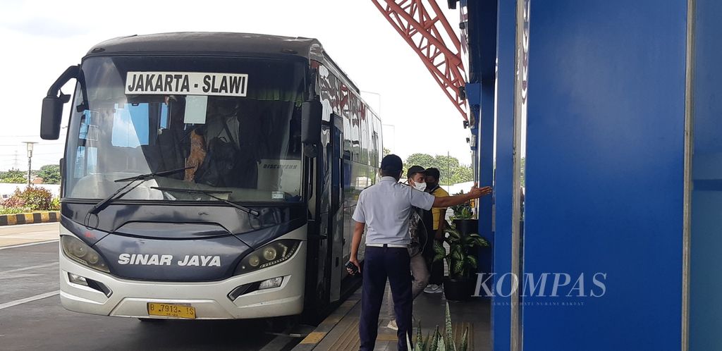 Bus tiba di Pintu Kedatangan Terminal Bus Terpadu Pulo Gebang di Kecamatan Cakung, Jakarta Timur, Senin (22/11/2021).