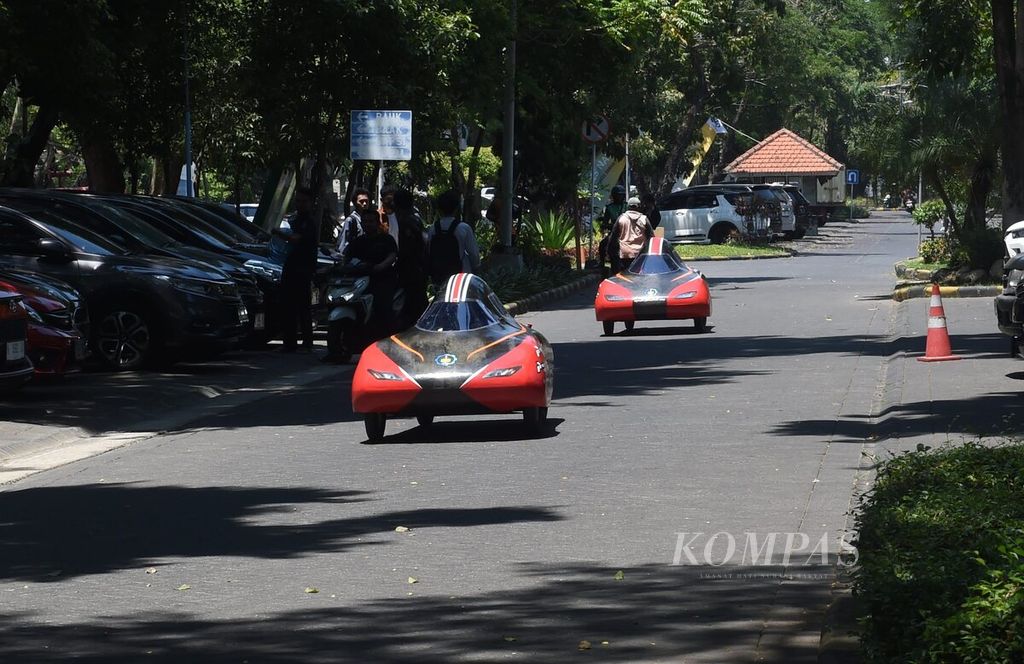 Dua mobil hemat energi, yaitu Nogogeni VI (depan) dan Nogogeni VIII Evo, saat diresmikan di Institut Teknologi Sepuluh Nopember (ITS), Surabaya, Jumat (6/10/2023).