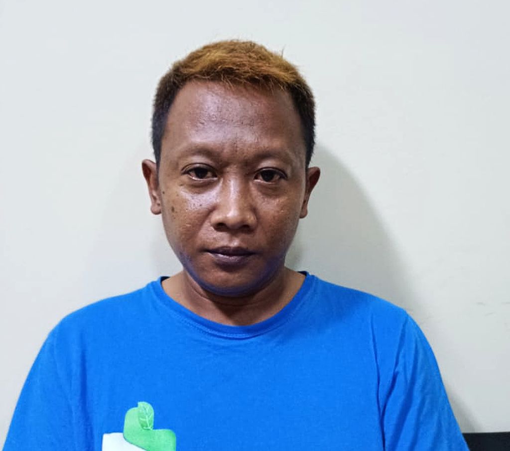 Sunaryanto (39) alias dokter Ingwy Tito Banyu, tersangka dokter gadungan, saat ditangkap Polsek Cikarang Selatan di tempat praktiknya di Perum Taman Cikarang Indah II, Desa Ciantra, Kecamatan Cikarang Selatan, Kabupaten Bekasi.