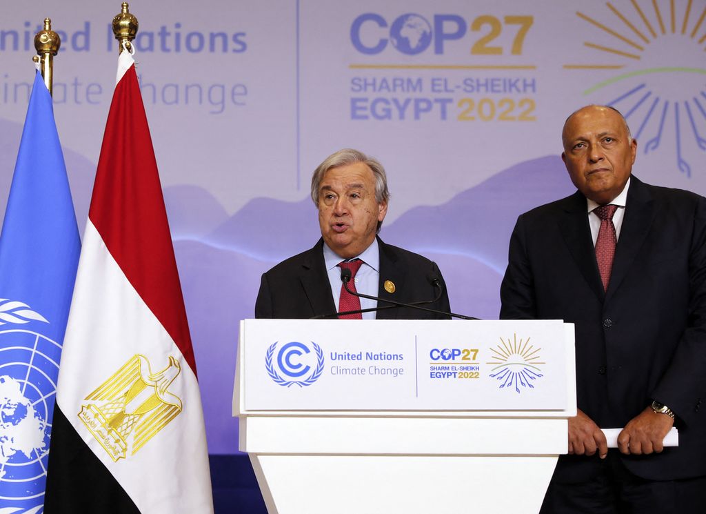 Menteri Luar Negeri Mesir Sameh Shukri (kanan) mendengarkan Sekretaris Jenderal Perserikatan Bangsa-Bangsa Antonio Guterres berbicara, pada konferensi pers selama Konferensi Iklim COP27 di Sharm el-Sheikh, Mesir, pada 17 November 2022.