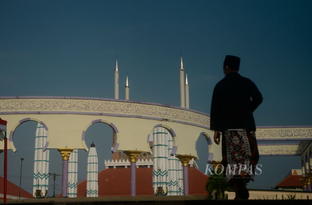 Salah satu santri yang menghadiri peringatan Hari Santri di Masjid Agung Jawa Tengah, Kota Semarang, Jumat (22/10/2021).