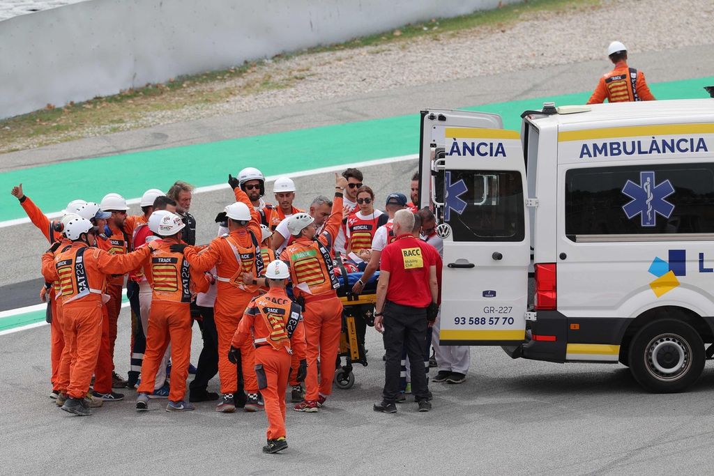 Pebalap Ducati Francesco Bagnaia dimasukkan ke dalam ambulans setelah insiden saat balapan Grand Prix MotoGP seri Catalunya di Sirkuit Catalunya, Montmelo, Barcelona, Spanyol, Minggu (3/9/2023). 