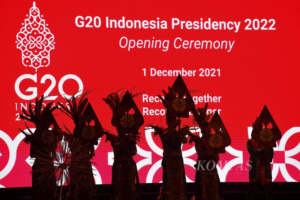 Para penari membawakan tari selamat datang dalam pembukaan Presidensi G20 Indonesia di Taman Lapangan Banteng, Jakarta, Rabu (1/12/2021). Indonesia secara resmi memegang presidensi G-20 dengan mengusung misi bertema Recover Together, Recover Stronger selama setahun penuh terhitung mulai dari 1 Desember 2021 hingga Konferensi Tingkat Tinggi G-20 pada November 2022. Dalam pidato secara virtual Presiden Joko Widodo menyatakan Indonesia akan terus mendorong negara-negara G20 untuk menghasilkan terobosan-terobosan besar, membangun kolaborasi dan menggalang kekuatan. 