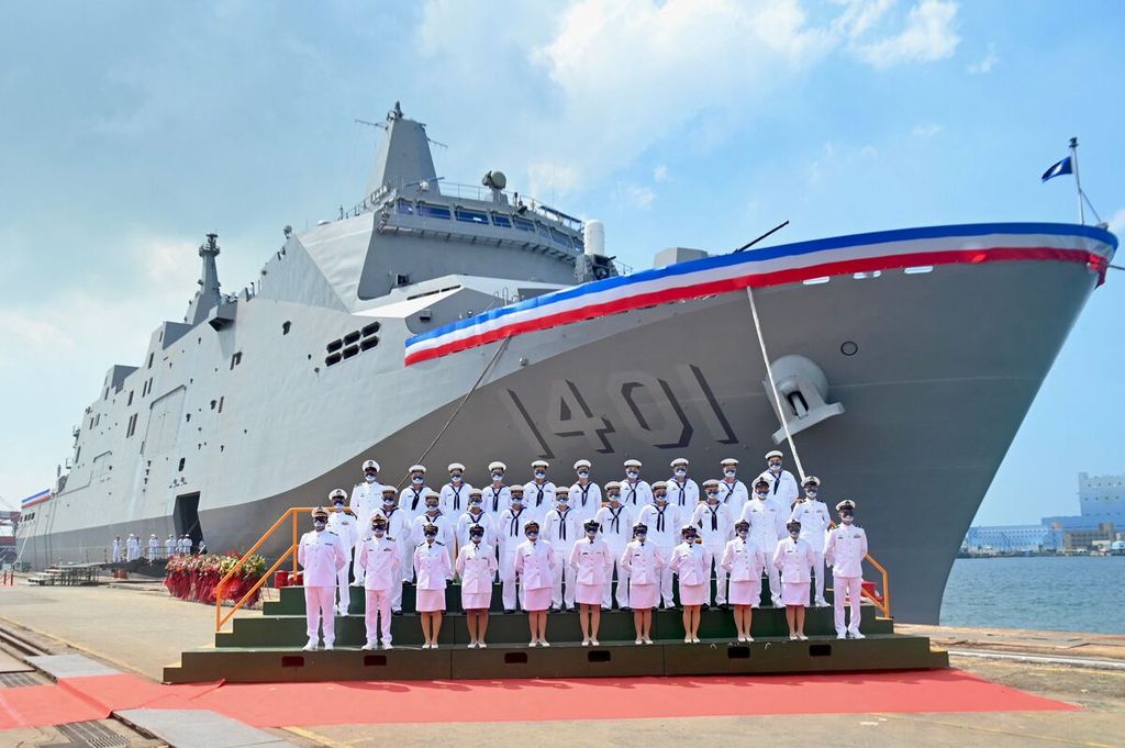Tentara Angkatan Laut Taiwan berfoto di depan kapal induk Yu Shan buatan dalam negeri mereka di Pelabuhan Kaohsiung, 30 September 2022. 