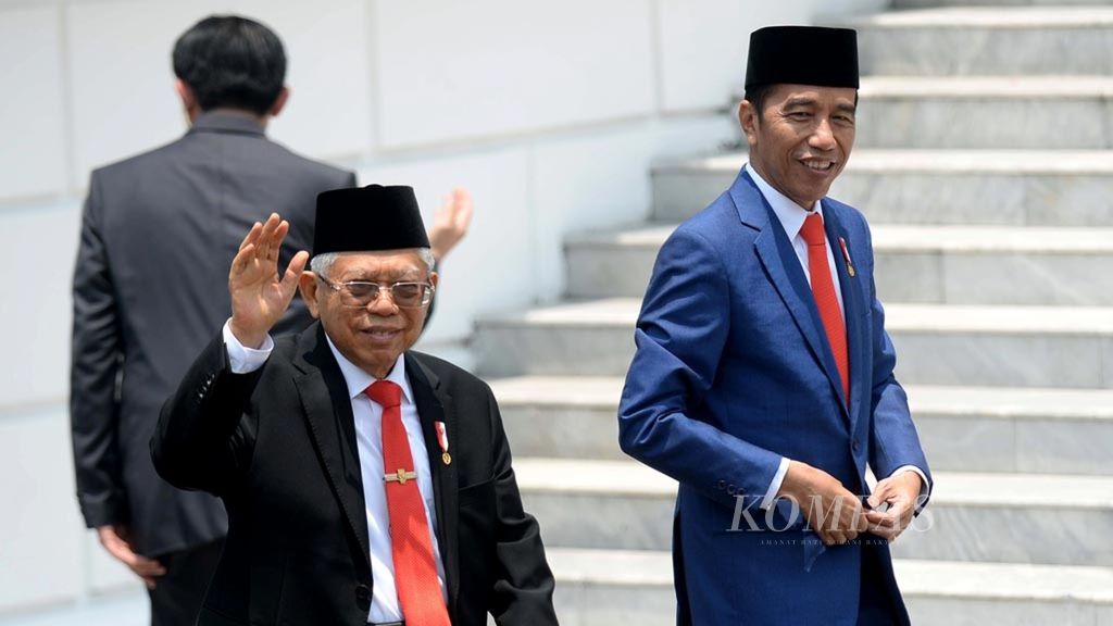 President Joko Widodo, along with Vice President Ma'ruf Amin, are preparing to have a photo session with the ministers in the front yard of the Merdeka Palace, Jakarta, on Wednesday (10/23/2019).