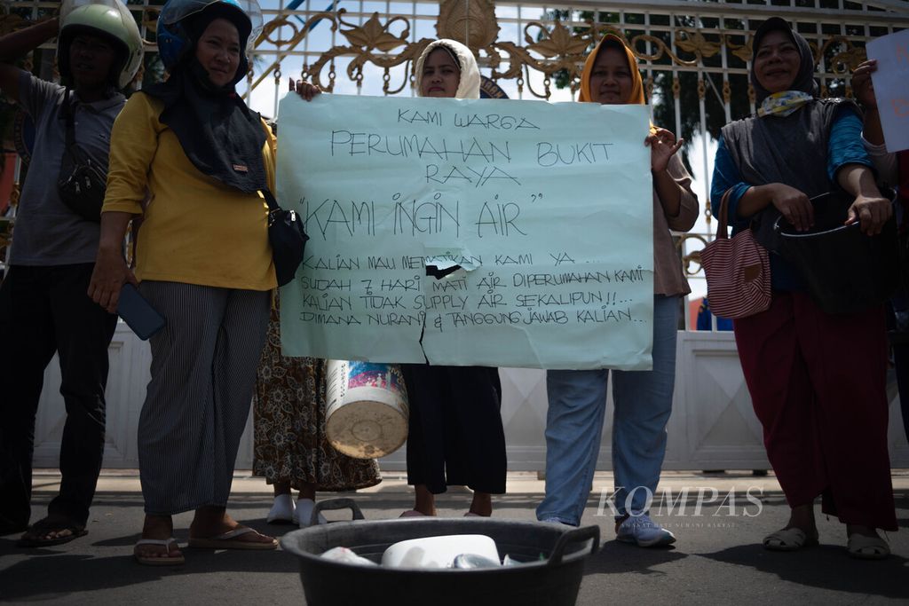 Warga berdemonstrasi di depan Kantor Badan Pengusahaan Batam, Kota Batam, Kepulauan Riau, Rabu (2/8/2023). Mereka merupakan warga salah satu perumahan yang terdampak krisis air selama satu minggu terakhir.