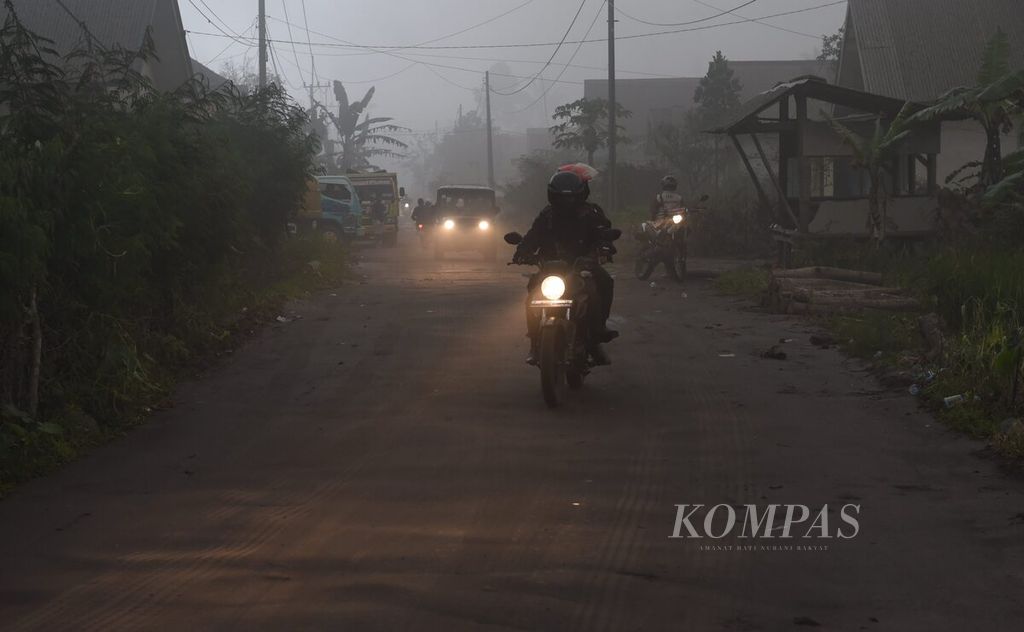 Sukarelawan menyelamatkan diri saat terjadi awan panas guguran Gunung Semeru di Desa Sumberwuluh, Kecamatan Candipuro, Kabupaten Lumajang, Jawa Timur, Senin (5/12/2022).