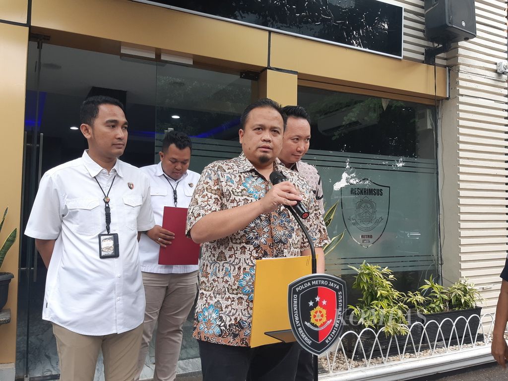 Wakil Direktur Reserse Kriminal Khusus Polda Metro Jaya Ajun Komisaris Besar Hendri Umar, Jumat (26/7/2024), menyampaikan kasus penipuan berkedok investasi <i>forex </i>emas yang dilakukan warga negara India. Dalam kasus ini, korban rugi hingga Rp 3,5 miliar.