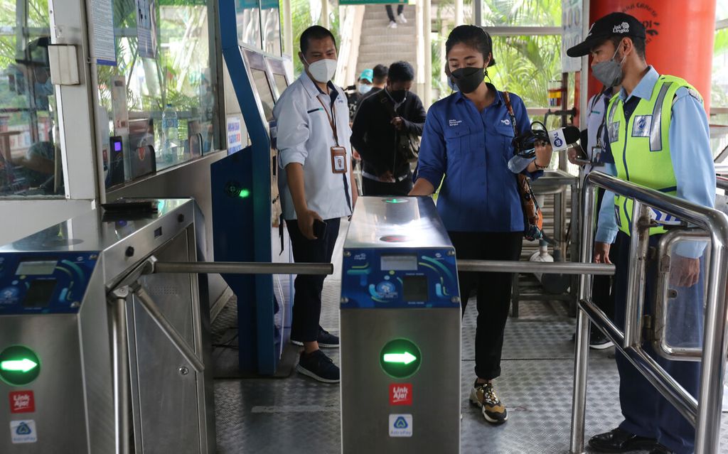 Rombongan jurnalis memindai kartu Jaklingko di Halte Transjakarta Manggarai, Jakarta Selatan, saat turut dalam uji coba penggunaan kartu Jaklingko untuk empat jenis moda transportasi publik, Senin (4/10/2021).