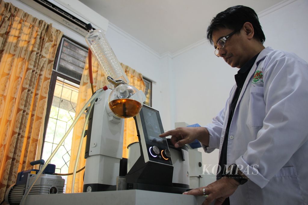 Ketua Atsiri Research Center Dr Syaifullah Muhammad memeriksa proses penyulingan minyak nilam di kampus Universitas Syiah Kuala, Banda Aceh, Sabtu (22/7/2023). 
