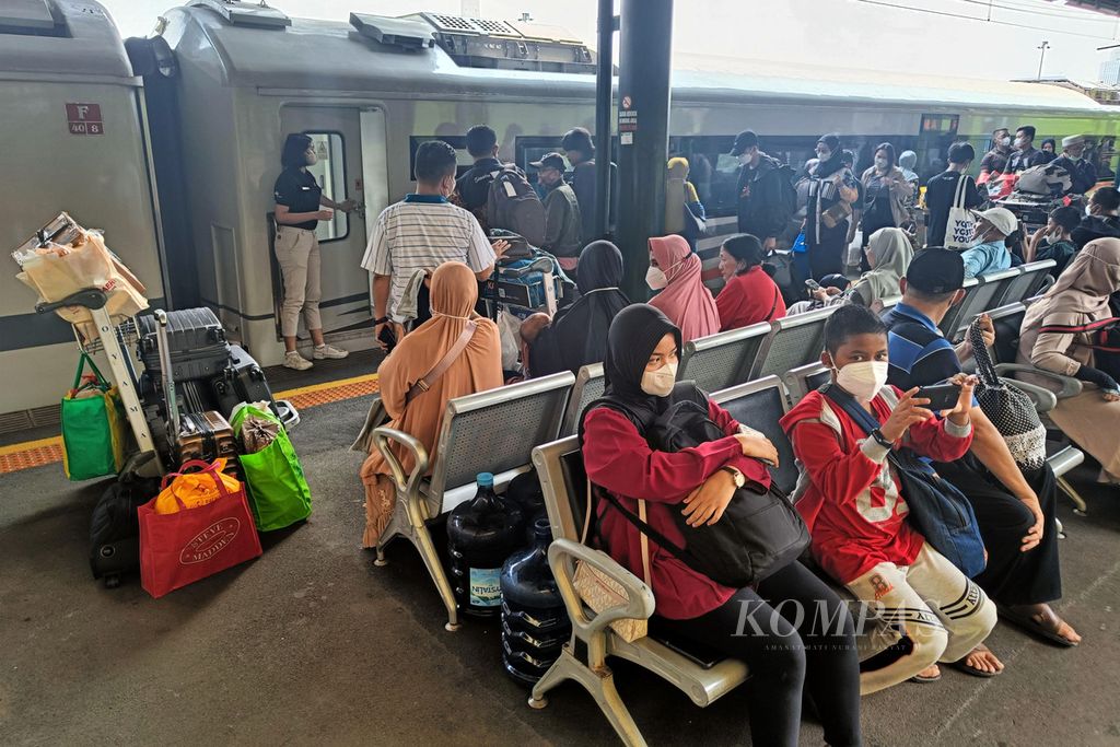 Passengers of the Argo Sindoro train departing from Semarang Tawang Station, Central Java get off at Gambir Station, Jakarta, Thursday (27/4/2023). PT KA operates additional trains during the mudik and return flows of Idul Fitri 2023. 