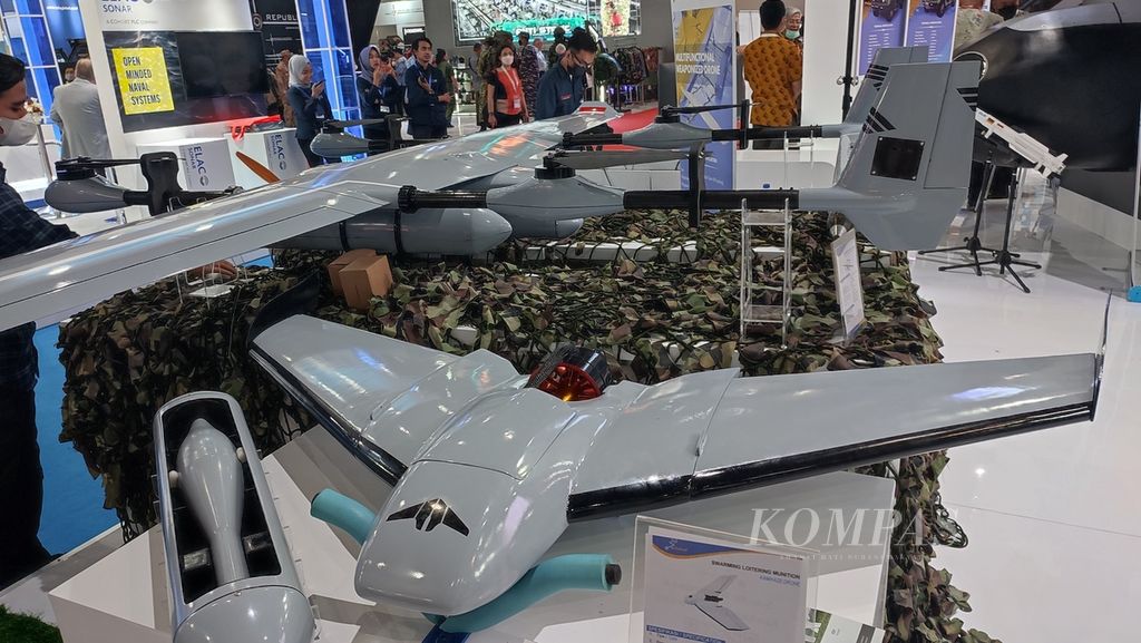<i>Drone </i>buatan PT Pindad (Persero) bernama Ruppell (atas) yang dipamerkan di ajang Indo Defence 2022, Jumat (4/11/2022), di Jakarta.