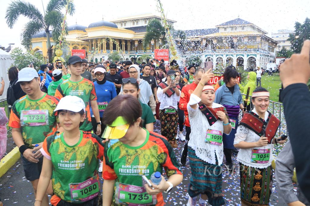Peserta mengikuti Bank Jateng Friendship Run di Medan, Sumatera Utara, Minggu (25/9/2022). Acara itu bagian dari Borobudur Marathon 2022 yang akan diselenggarakan di Magelang, Jawa Tengah, 12-13 November 2022. 