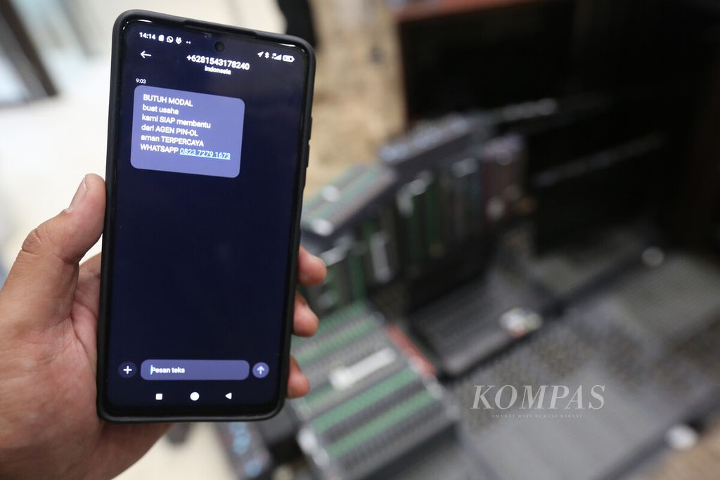 Contoh pesan singkat jasa pinjaman daring ilegal di ponsel saat rilis penangkapan jaringan pinjaman daring ilegal di Gedung Bareskrim Polri, Jakarta, Jumat (15/10/2021). 