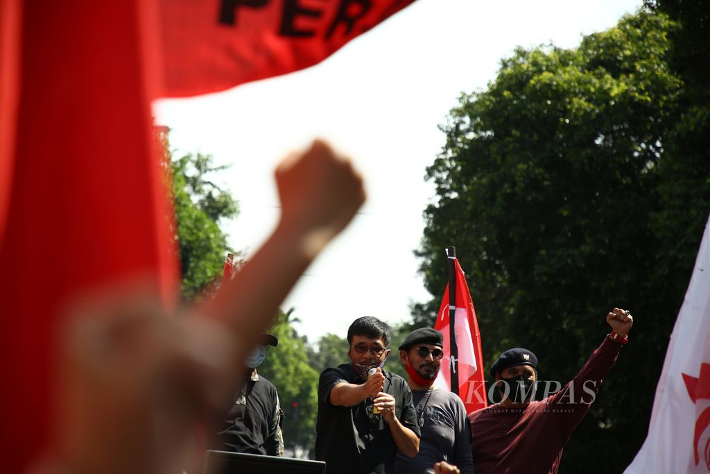 Politisi PDI Perjuangan Djarot Saifulah Yusuf berorasi mengenang peristiwa 27 Juli 1996 di depan gedung kantor DPP PDI Perjuangan di jalan Pangeran Diponegoro, Menteng, Jakarta Pusat, Senin (27/7/2020). Berbagai elemen kader PDI Perjuangan bergantian menggelar aksi damai mengenang peristiwa berdarah kerusuhan 27 Juli 1996 yang berawal dari konflik internal Partai Demokrasi Perjuangan (PDI). Peristiwa itu dikenal dengan kerusuhan dua puluh tujuh juli atau kudatuli atau peristiwa sabtu kelabu. Kompas/Priyombodo (PRI)27-07-2020