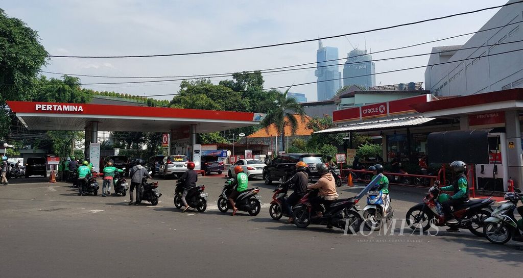 Pengendara sepeda motor mengisi bahan bakar jenis pertalite (RON 90) di salah satu SPBU Pertamina di Jakarta, Jumat (24/6/2022). Beban subsidi BBM terancam membengkak seiring harga minyak mentah dunia yang tetap bertahan tinggi hingga pertengahan tahun ini. Harga jual BBM jenis pertalite (RON 90) saat ini Rp 7.650 per liter, sedangakan untuk pertamax (RON 92) Rp 12.500 per liter. 