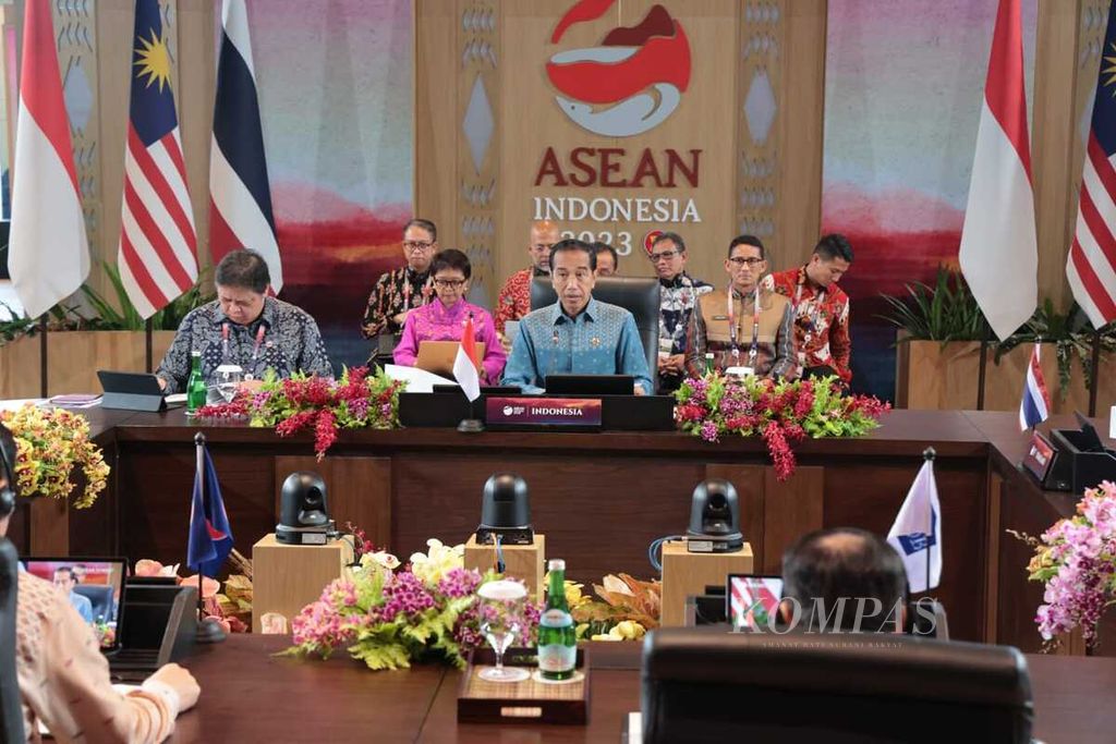 President Joko Widodo delivers a speech at the Indonesia-Malaysia-Thailand Growth Triangle (IMT-GT) meeting on the sidelines of the 42nd ASEAN Summit at a hotel in Labuan Bajo, West Manggarai Regency, East Nusa Tenggara, Thursday (11/ 5/2023).