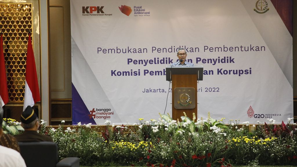 Wakil Ketua KPK Alexander Marwata memberikan pengarahan dalam pembukaan pendidikan pembentukan penyelidik dan penyidik KPK, di Kantor Kejaksaan Agung, Jakarta, Senin (21/2/2022).