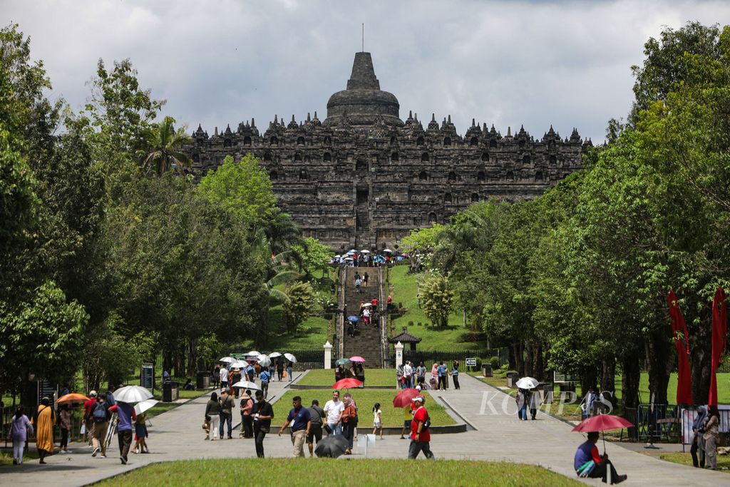 Wisatawan berkunjung dan melihat kemegahan Candi Borobudur di Magelang, Jawa Tengah, Sabtu (12/11/2022). 