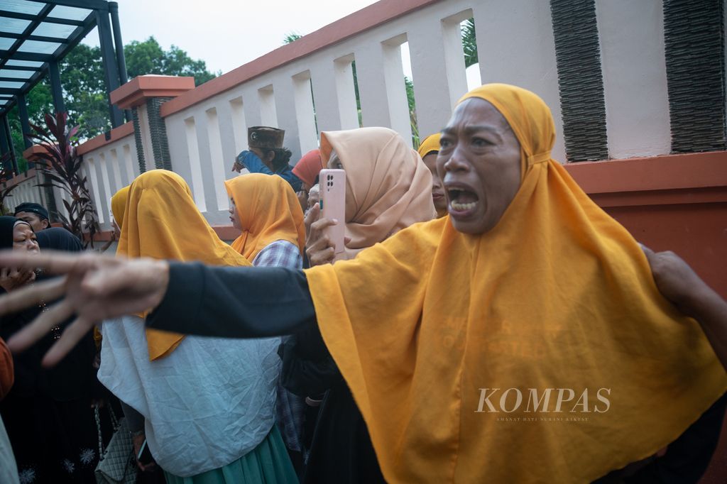 Warga Rempang, Nia (49), menangis seusai hakim Pengadilan Negeri Batam menolak permohonan praperadilan 30 demonstran yang ditahan, Senin (6/11/2023).