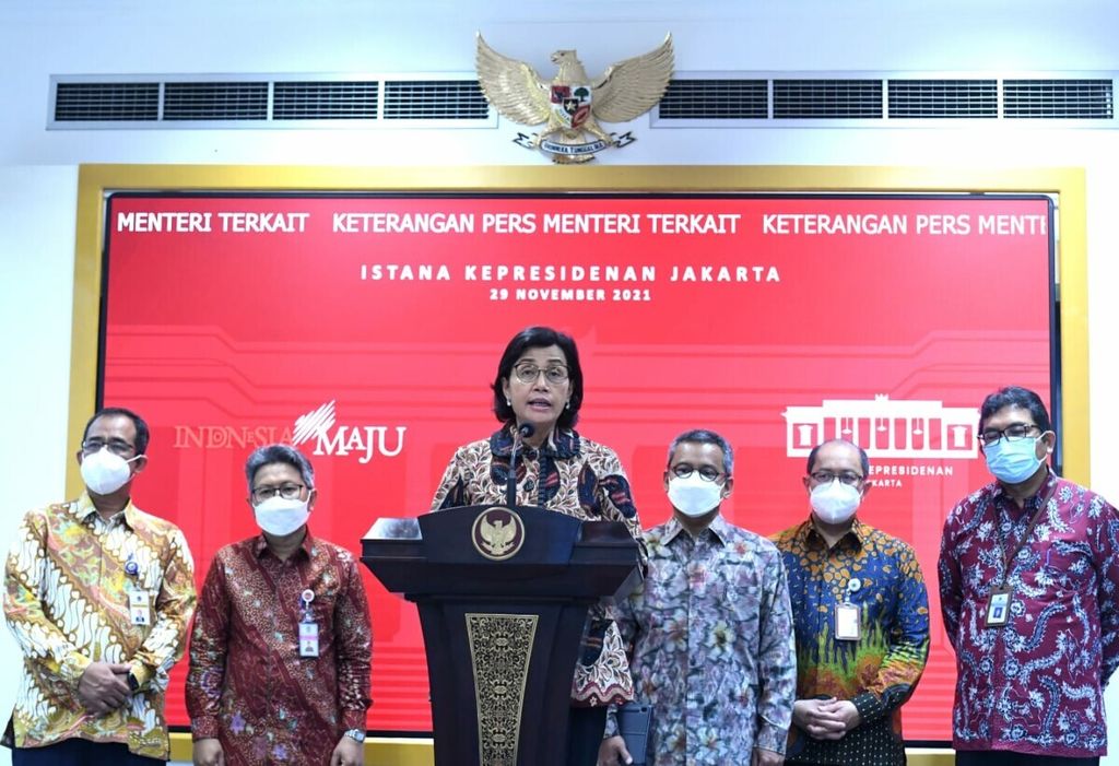 Menteri Keuangan Sri Mulyani menjelaskan APBN 2022 seusai penyerahan daftar isian pelaksanaan anggaran (DIPA) dan buku transfer ke daerah dan dana desa di Kompleks Istana Kepresidenan, Jakarta, Senin (29/11/2021).