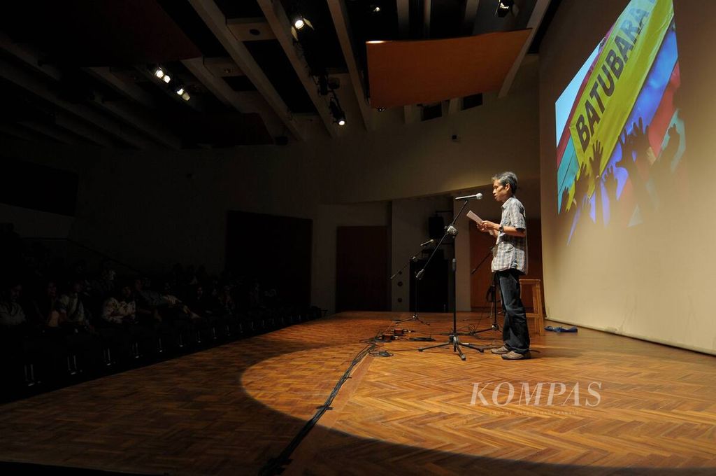 Penyair Joko Pinurbo membacakan sajak-sajaknya dalam acara Poetry for Mother Earth di Jakarta, Kamis (27/42017). 