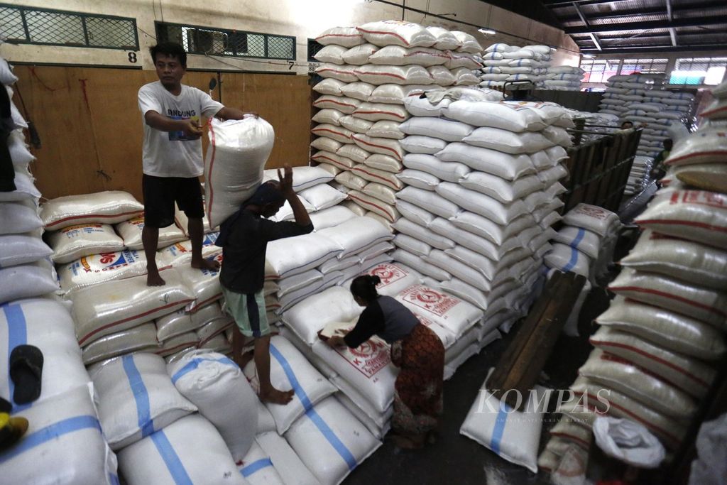 Buruh mengangkut karung beras yang baru tiba di Pasar Induk Beras Cipinang, Jakarta Timur, Senin (23/8/2023).