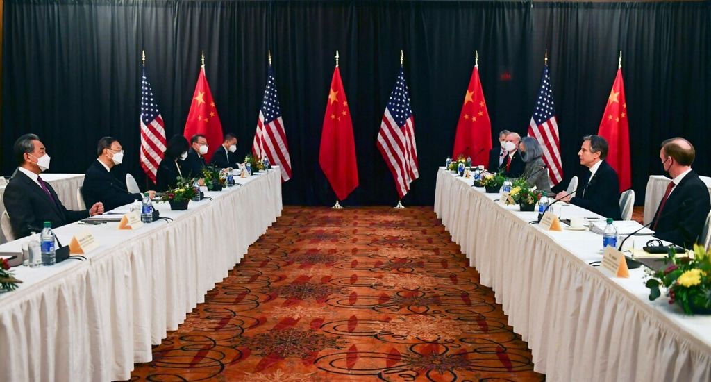 Menteir Luar Negeri Amerika Serikat Antony Blinken (kedua dari kanan)  berbicara dengan Menteri Luar Negeri China Wang Yi (pertama dari kiri) pada sesi pembukaan pertemuan bilateral AS-China di Hotel Captain Cook di Anchorage, Alaska, 18 Maret 2021. (Photo by Frederic J. BROWN / POOL / AFP)