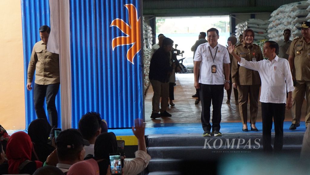 Presiden Joko Widodo (kanan) menyapa warga yang hadir dalam penyerahan bantuan pangan di Gudang Bulog Meger, Kabupaten Klaten, Jawa Tengah, Rabu (31/1/2024). 