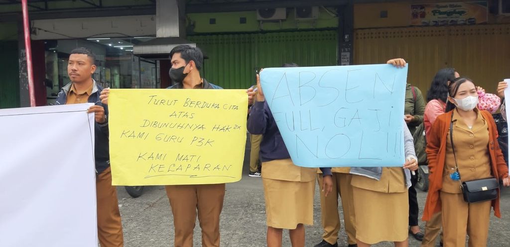 Para guru berstatus pegawai pemerintah dengan perjanjian kerja di wilayah Papua Barat Daya menggelar aksi unjuk rasa karena belum mendapatkan gaji selama empat bulan pada tahun 2023.
