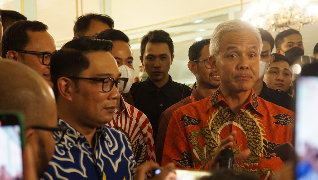 Gubernur Jawa Tengah Ganjar Pranowo (kanan) dan Gubernur Jawa Barat Ridwan Kamil (kiri) diwawancarai wartawan seusai mengikuti Y20 di Pura Mangkunegaran, Kota Surakarta, Jawa Tengah, Jumat (28/10/2022) malam. Keduanya disindir soal keikutsertaan dalam Pilpres 2024. Turut hadir dalam acara tersebut Wali Kota Surakarta Gibran Rakabuming Raka.